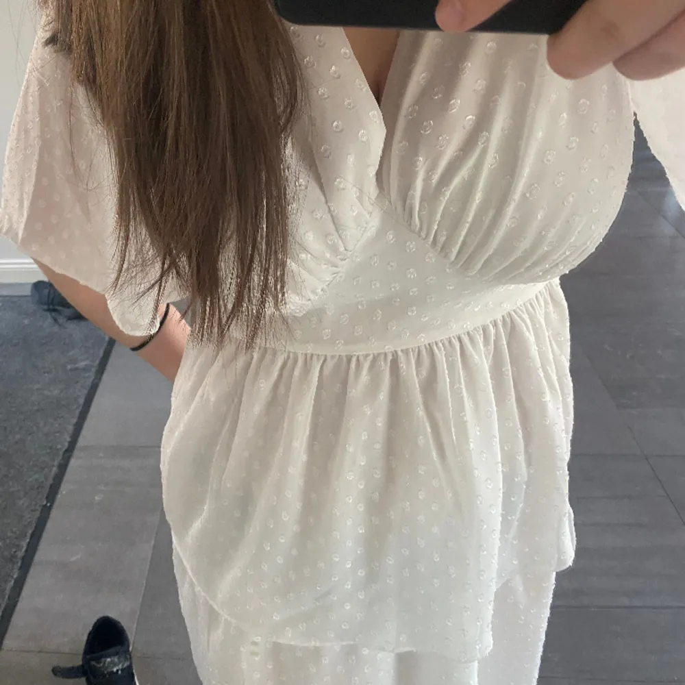 Fin vit klänning från dry lake i storlek XS, men passar även mig som vanligtvis bär S-M. Endast använd vid ett tillfälle, därav nyskick. . Klänningar.