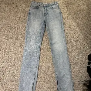Säljer nu mina jeans från Gina Tricot då de tyvärr blivit för små för mig🩷Dom är slim upptill & har hög midja. Jeansen är blåa och har raka ben med fullängd. De har även slits vid bensluten. Jeansen är i storlek 36🥰 Skriv för fler bilder! 