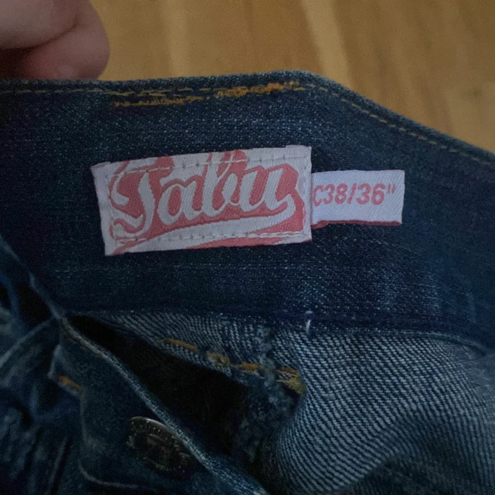 Lågmidjade Jens, vet inte vad märket är men kolla på sista bilden. Har sytt om de men skulle säga att de är storlek 38, kan skicka mått ifall det behövs💕. Jeans & Byxor.