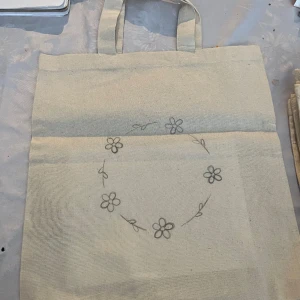 Broderi kit  - Broderi kit som innehåller färgerna gul, grön och lila och innehåller även en broderi nål  Påsen är 30x33 cm stor