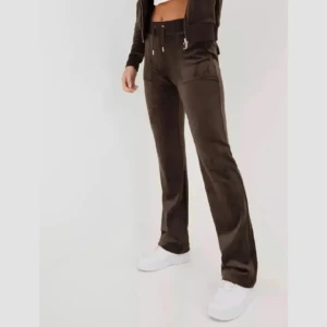 Bruna juicy byxor - Säljer mina bruna juicy byxor ifrån raglady då de inte kommer till användning så mycket. De är i storlek S och i nyskick. 