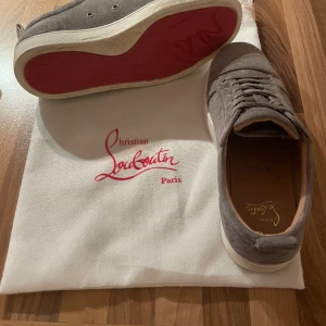 Louboutin skor - köptes 2018 men använda få gånger, kvitto finns såklart ( se sista bilderna), det är bara dustbag som följer med då jag tappat bort boxen eftersom jag haft dom så länge. Kan såklart gå ned i pris vid snabb affär, bara att skriva vid funderingar!