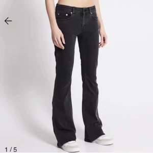 Lågmidjade jeans  - Säljer mina as snygga lågmidjade jeans med prislappen kvar❤️ Midjemått: 37,5cm tvärs över Innerbenslängd: 84cm