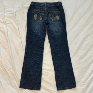 Lågmidjade jeans - Midja: 72cm  Längd: 99cm Innerbenslängd: 77cm Frakten står för köparen, fråga ifall det är något ni undrar 💛! 