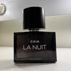 Hejsan, Säljer en helt ny parfym från Caia -La Nuit (endast testad). 50ml  Nypris: 595:- Mitt pris: 390:- eller högst bud. 