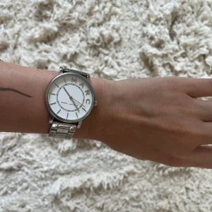 Klocka- Marc Jacobs - Jättefin damklocka från Marc Jacobs. Nypris ca 1500kr. 