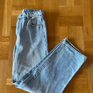 Abrand Jeans Slouch  - I princip nyskick. Använda ett få antal gånger. Säljes pga att de blivit för stora. Strl 25, Eu 7. Raka ben och oversized fit. Hög midja. 