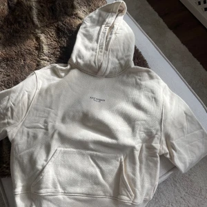 Hoddie  - Hoddie från Axel Arigato i en fin begie färg, perfekt till våren. Kommer inte till Användning då den inte passar längre 🩷 pris kan diskuteras 🩷