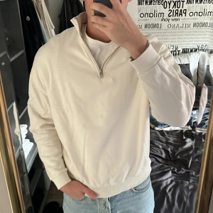 Vit halfzip - Vit halfzip sweatshirt. Storlek M. Från ASOS. Nypris 500kr.