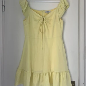 Ljusgul sommar klänning  - Ljusgul sommar klänning köpt i Australien 