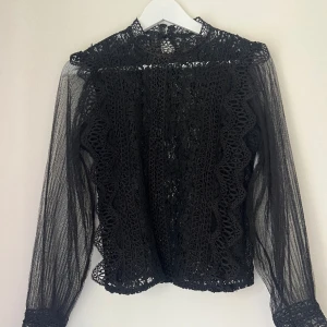 Spets svart blus  - Spets svart blus ifrån Valleygirl 