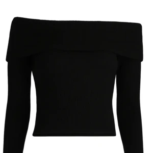 Gina Topp - Säljer denna fina tröja från Gina som är off shoulder svart med ribbat tyg och knappt använd, sitter super snyggt!!❤️❤️