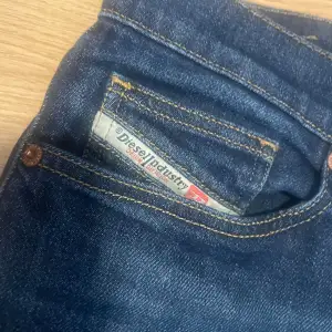 Säljer ett par jättesnygga diesel jeans!! Säljer pga att de ej kommer till användning, men de är i jättebra skick och väldigt bekväma💗