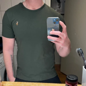 Ralph lauren - T-shirt från Ralph lauren. Grymt skönt material och sitter riktigt fint. Storleken är M och den är knappt använd. Färg oliv grön, cond 9/10! Nypris ca 899