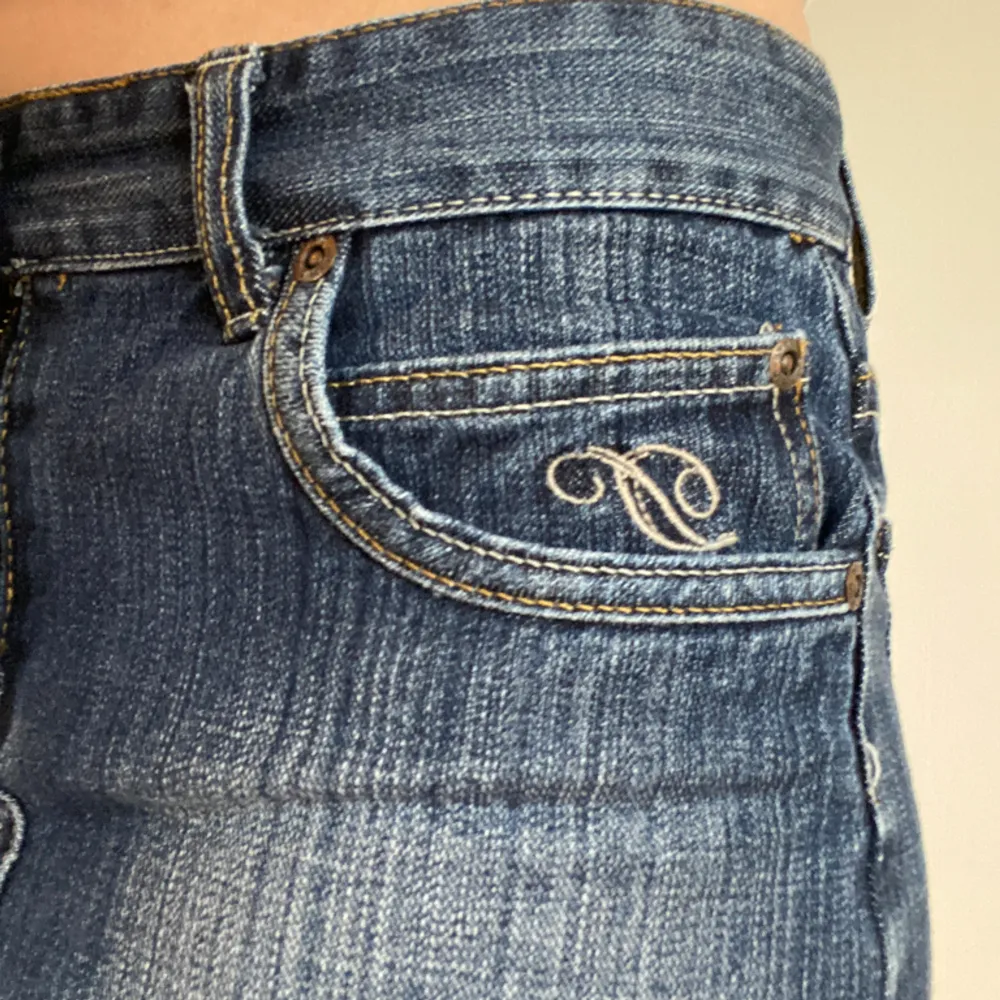 En vintage mörkblå jeanskjol. Snygga broderi detaljer på fickorna. I mycket bra skick. Kjolar.