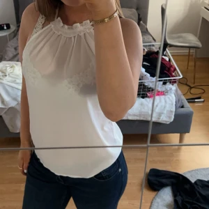 Topp - Så vacker topp som tyvärr aldrig har använts! Den är helt som ny. 