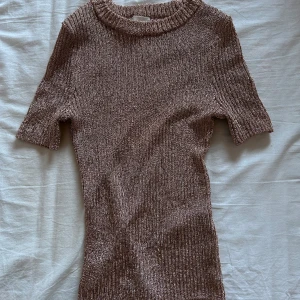 Stickad t shirt - Stickad glittrig t shirt