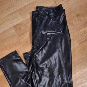 Lackbyxor storlek small - Lackbyxor storlek small endast testade, hög midja och mycket stretch. 