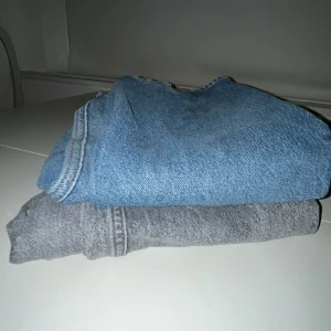 Hope jeans  - Två par hope jeans i storlek 28  Dem gråa har ett litet hål i höger fickan, samt att dem blåa har fått lite stryk nere vid bena.   750kr per byxa, pris kan diskuteras vid snabb affär!