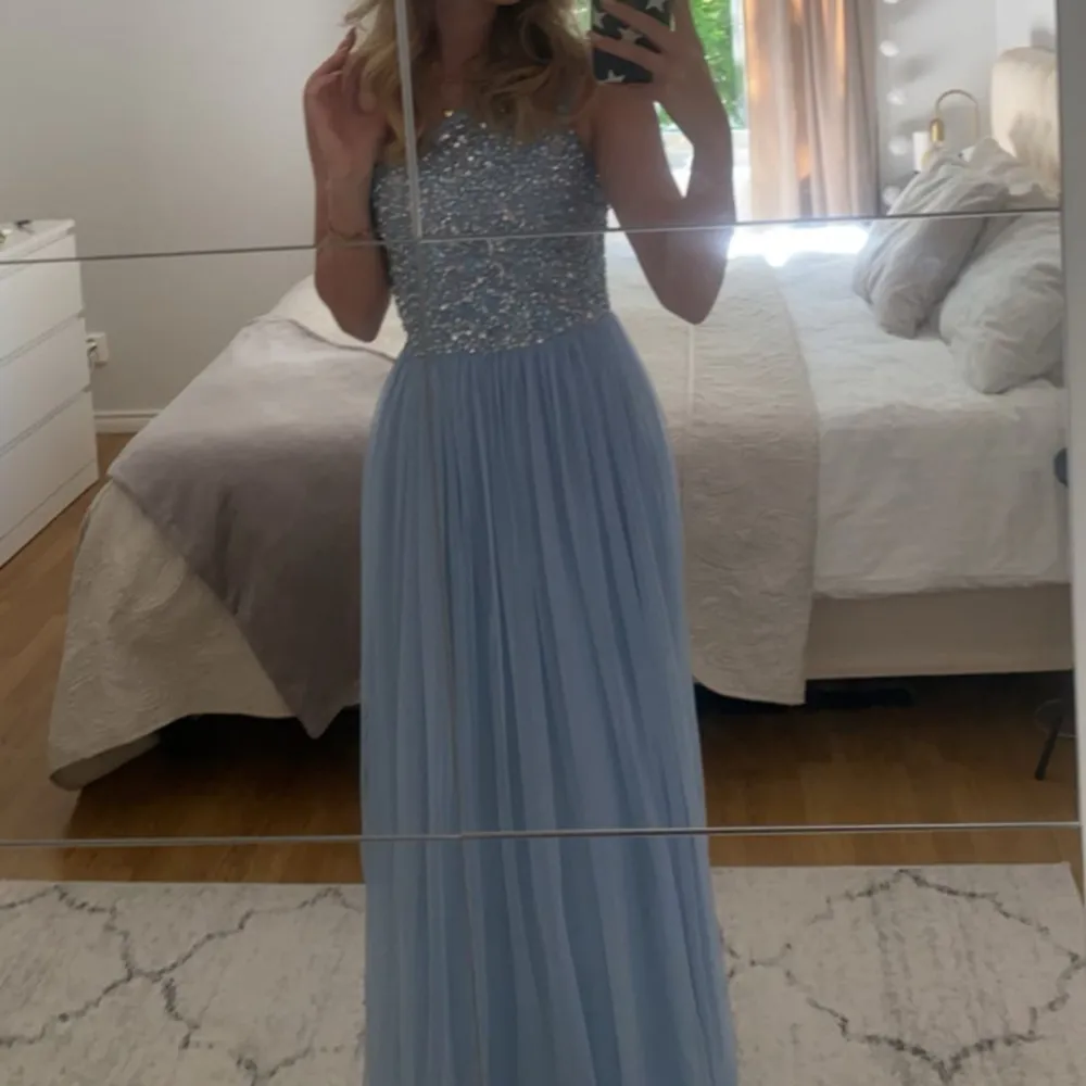 Köpte denna klänning från Zalando 2021 till min bal . Den är ändast använd en gång och i väldigt gott skick. Första bilden visar klänningens färg bäst , klänningen är one sholder vilket visas på andra bilden.💕. Klänningar.