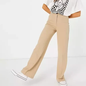 Beiga byxor  - Beiga byxor från bershka. Super fina på, använda ett par gånger.