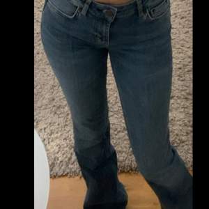 Säljer mina Zara low waist jeans pågrund av att de inte passar mig längre. Inga defekter, skriv för mer info💗