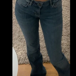 Low waist jeans - Säljer mina Zara low waist jeans pågrund av att de inte passar mig längre. Inga defekter, skriv för mer info💗