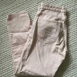 Ljusrosa jeans från H&M i boyfriend modell. Oanvända men saknar prislapp. Storlek 27.