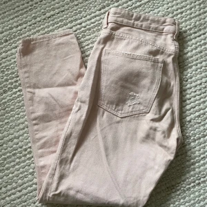Ljusrosa jeans  - Ljusrosa jeans från H&M i boyfriend modell. Oanvända men saknar prislapp. Storlek 27.
