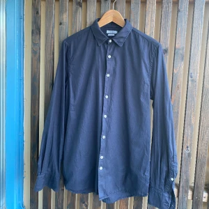 Svart J.Lindberg skjorta - Svart skjorta från J.Lindeberg i bästa kvalité. Pris: 499kr