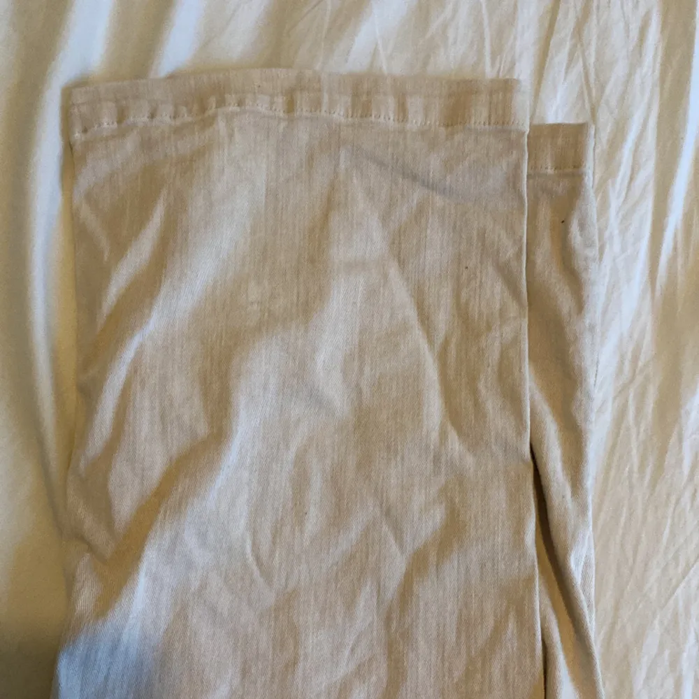 Superfina och sköna jeans från mango💕 De är väldigt stretchiga, breda i benen och korta i längden. Jeans & Byxor.
