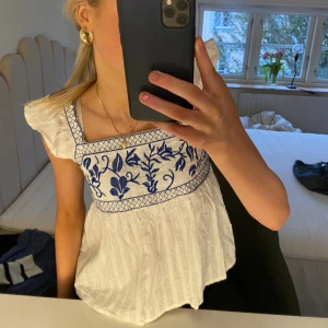 Söt sommar topp  - Säljer denna superfina somriga topp, den är i fint skick och använd ett fåtal gånger. Storlek xs💗