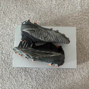 Nike phantom  - Säljer dessa då jag skaffat nya. Köpta för 3200 på unisport. Allt Og medföljer. Storlek 41. 