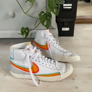 Nike blazer skor - Helt oanvända Nike Blazers i snygga färger. Tyvärr försmå för mig och har därför blivit ståendes ett tag. Skriv om du har några frågor 😁