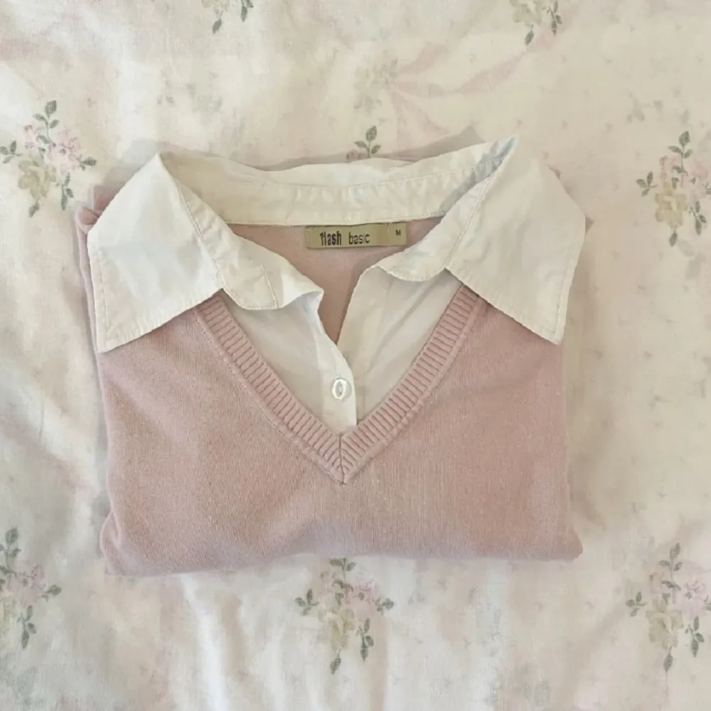 2000s rosa tröja med skjorta . Tröjor & Koftor.