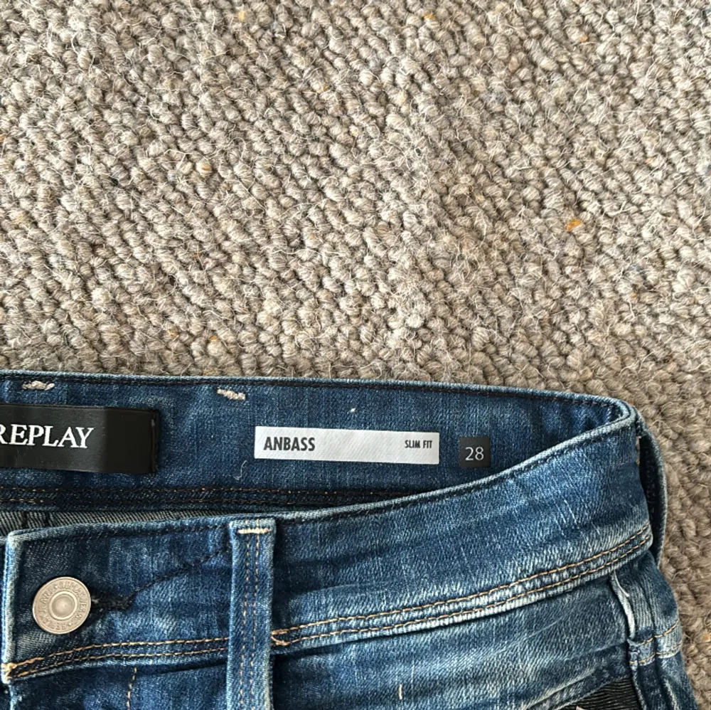 Säljer dessa två jeans kan sårklart köpa en för en där priset kan diskuteras. Priset som står är för jeansen i singular. Storleken på båda är 28x30. Jeans & Byxor.