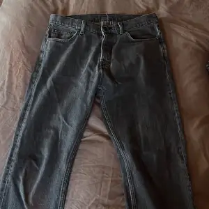 Säjer mina space relaxed straight jeans då jeansen är för små.
