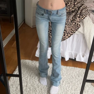 Lågmidjade Bootcut jeans american eagle  - American eagle jeans i fint skick ”super stretch”  i modellen kick boot. innerbenslängd:81 midjemått:35 + super stretch. Vill du köpa trycker du på köp nu. Jag postar inom 24h