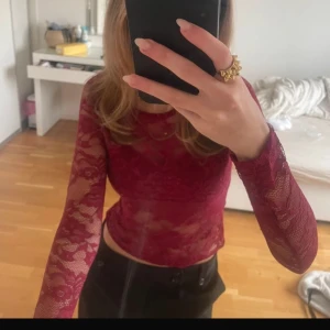 Vinröd spetstopp - Super fin vinröd spetstopp som tyvärr var för liten för mig. Så endast provad🌻 Lånad första bild