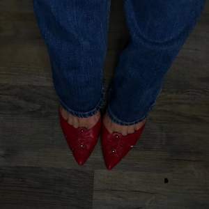 Så snygga röda lite vintage klackar, snyggt med jeans till❤️ Fint skick, storlek 40, märke Miezko