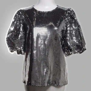 fest topp - säljer denna fina fest topp köpt på sellpy för 300kr, då den inte riktigt är min stil! jag har aldrig använt den utan bara testat. den är i storlek M och jag skulle säga att den är true too size! fråga innan ni trycker på köp nu 💞💞💞