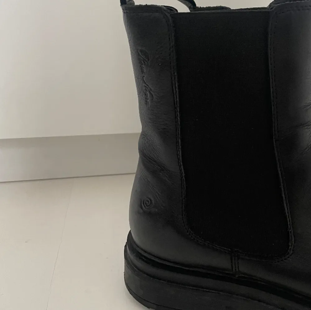 Säljer svarta boots som är i ett fint skick. Köpta på Scorett för några år sedan. . Skor.