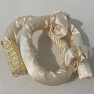 Heatless curls - Använd en gång. Tillkommer två små scrunchies och en klämma.