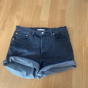 Gråa Levis jeansshorts i storlek W30 - Ordinare pris 719 kr - Fint skick - Köparen står för frakten - Inga returer - Betalning via köp direkt 