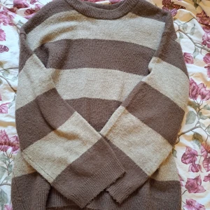 Mysig höst tröja 🤎✨️ - En mysig oversized tröja till hösten som säljs p.g.a att den inte kommer till användning💗 Storlek S men passar M 😊 Bra skick! Kontakta mig för frågor!