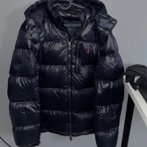 Polo Ralph lauren jacka  - Säljer nu min jacka då den inte används längre  Nästen helt ny 8-10 inte skador  Storlek xl men passar L bra också 