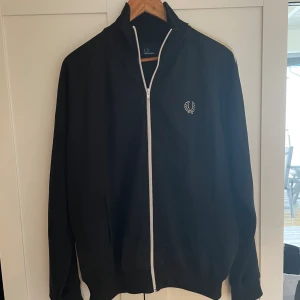 Fred Perry zip tröja - Tjena, säljer nu min Fred Perry zip up tröja. Storleken är L men känner själv att tröjan sitter mer som M. Skriv dm om ni har några frågor kring tröjan🤩