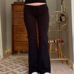 Lågmidjade mjukisbyxor - Lågmidjade utsvängda tunna mjukisbyxor med knytning i midjan, från märket BTK! Jag är 173 cm, midjemåttet är 66 cm (strechiga) och innerbenslängden 79 cm 🖤