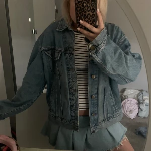 Vintage Jeansjacka - Så cool jeansjacka ifrån Lee, köpt vintage i Paris för någon månad sedan. Passar verkligen till qllt!🧡