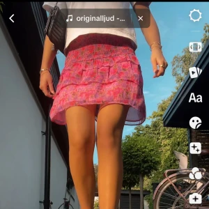 Kjol - Säljer denna somriga kjol ifrån bikbok. Använd  ett par ggr men i nyskick. Kom privat för fler bilder🥰